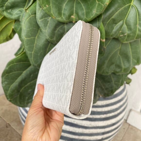 Only 1‼️ Michael Kors Jet Set Travel LG Travel Wallet IN Bright White - Picture 3 of 9